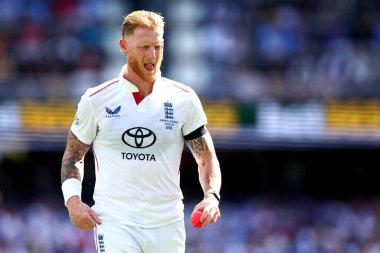 İngiltere 'den Ben Stokes, Avustralya' nın Brisbane, Avustralya 'nın Brisbane, 5 Aralık 2025 tarihli The Gabba, Brisbane Ground, İngiltere' ye karşı ikinci test gününde üzgün görünüyor. 