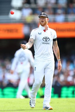 İngiltere 'den Ben Stokes, Avustralya' nın Gabba, Brisbane Cricket Ground, Brisbane, Avustralya, 5 Aralık 2025 'te İngiltere' ye açtığı NRMA Sigorta Külleri İkinci Test Günü 'ne bakıyor. 