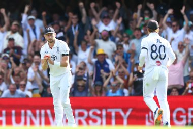 İngiltere 'den Gus Atkinson, Avustralya NRMA Sigorta Külleri 2. Test Günü Avustralya' nın Gabba, Brisbane Cricket Ground, Brisbane, Avustralya, 5 Aralık 2025 'te İngiltere' ye karşı açtığı davada Travis Head 'in görevden alınmasını kutluyor. 