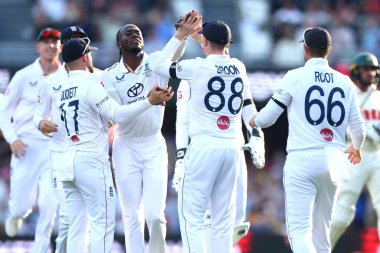 İngiltere 'den Jofra Archer, Avustralya' dan Jake Weatherald 'ın 2. NRMA Sigorta Külleri Günü Avustralya' nın Gabba, Brisbane Cricket Ground, Brisbane, Avustralya, 5 Aralık 2025 'te İngiltere' ye karşı açtığı davada görevden alınmasını kutluyor. 