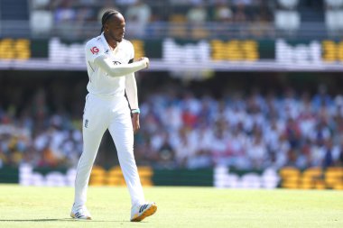 İngiltere 'den Jofra Archer, NRMA Sigorta Külleri 2. Test Günü Avustralya' ya karşı Gabba, Brisbane Cricket Ground, Brisbane, Avustralya, 5 Aralık 2025 