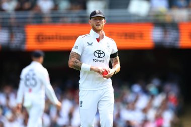 İngiltere 'den Ben Stokes, Avustralya' nın Gabba, Brisbane Cricket Ground, Brisbane, Avustralya, 5 Aralık 2025 'te İngiltere' ye açtığı NRMA Sigorta Külleri İkinci Test Günü 'ne bakıyor. 