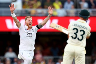 İngiltere 'den Ben Stokes, Avustralya' dan Marnus Labuschagne 'ı, Avustralya' nın Gabba, Brisbane Cricket Ground, Brisbane, Avustralya, 5 Aralık 2025 'te karşı karşıya geldiği 2. 