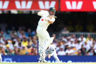  Avustralya 'nın Travis Başkanı, Avustralya' nın Gabba, Brisbane Cricket Ground, Brisbane, Avustralya, 5 Aralık 2025 'te İngiltere' ye açtığı NRMA Sigorta Külleri 2. Test Günü 'nde vuruş yaptı. 