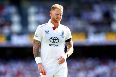 İngiltere 'den Ben Stokes, Avustralya' nın Brisbane, Avustralya 'nın Brisbane, 5 Aralık 2025 tarihli The Gabba, Brisbane Ground, İngiltere' ye karşı ikinci test gününde üzgün görünüyor. 
