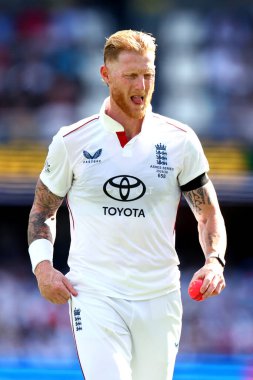 İngiltere 'den Ben Stokes, Avustralya' nın Brisbane, Avustralya 'nın Brisbane, 5 Aralık 2025 tarihli The Gabba, Brisbane Ground, İngiltere' ye karşı ikinci test gününde üzgün görünüyor. 