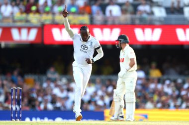 İngiltere 'den Jofra Archer Avustralya' dan Jake Weatherald 'ı, Avustralya' nın Gabba, Brisbane Cricket Ground, Brisbane, Avustralya 'da 2. 