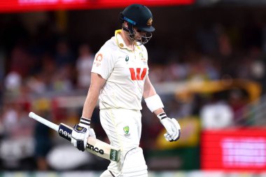 Avustralya 'dan Steve Smith, Avustralya' nın The Gabba, Brisbane Cricket Ground, Brisbane, Avustralya, 5 Aralık 2025 'te İngiltere' ye karşı ikinci test gününde görevden alınmıştır. 