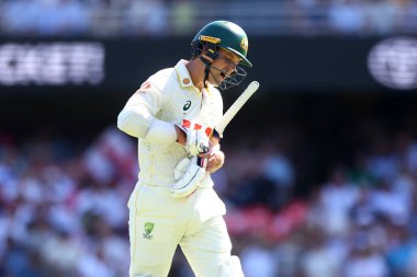  Avustralyalı Alex Carey, Avustralya 'nın The Gabba, Brisbane Cricket Ground, Brisbane, Avustralya, Avustralya, 6 Aralık 2025' te NRMA Sigorta Külleri Serisi 'nin üçüncü gününde İngiliz Gus Atkinson tarafından görevinden alınmıştır. 