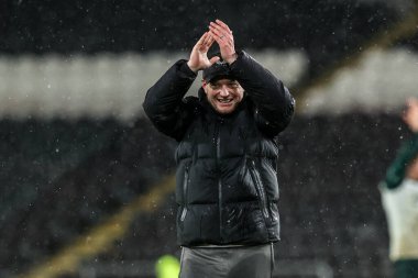 Middlesbrough teknik direktörü Kim Hellberg, 5 Aralık 2025 'te MKM Stadyumu' nda Hull City ile Middlesbrough arasındaki Sky Bet Şampiyonası maçında galibiyeti kutluyor. 