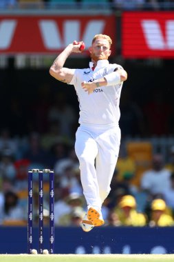 İngiltere 'den Ben Stokes, Avustralya' nın Gabba, Brisbane Ground, Brisbane, Avustralya, 6 Aralık 2025 'te NRMA Sigorta Külleri Serisi' nin 3. gününde İngiltere 'ye karşı bovling oynuyor. 