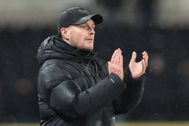 Middlesbrough teknik direktörü Kim Hellberg, 5 Aralık 2025 'te MKM Stadyumu' nda Hull City Middlesbrough 'a karşı oynanan Sky Bet Şampiyonası maçında oyuncularını 1-4 kazanırken alkışlıyor. 