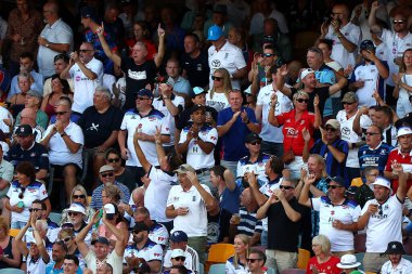 Kaçık Ordu, Avustralya 'nın Gabba, Brisbane Ground, Avustralya, 6 Aralık 2025' te İngiltere 'ye açtığı NRMA Sigorta Külleri Serisi' nin 3. gününde kutlama yapıyor. 