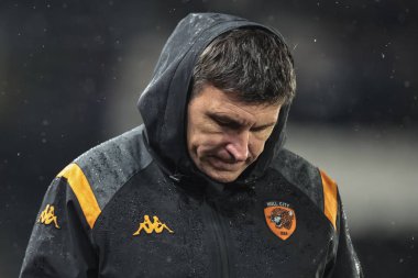 Hull City 'nin kederli bir Sergej Jakiroviç teknik direktörü, Hull City' nin 5 Aralık 2025 'te MKM Stadyumu' ndaki Hull City ile Middlesbrough arasındaki Sky Bet Şampiyonası maçında yan güzergahı olarak yere bakıyor. 