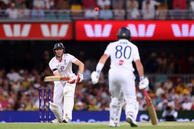 İngiltere 'den Zak Crawley, Avustralya' nın Gabba, Brisbane Ground, Brisbane, Avustralya, 6 Aralık 2025 'te İngiltere' ye karşı NRMA Sigorta Külleri Serisi 'nin 3. gününde vuruş yapıyor. 