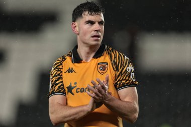 Hull City 'den John Egan, 5 Aralık 2025' te Hull City, Hull, İngiltere 'deki MKM Stadyumu' nda oynanan Sky Bet Şampiyonası final düdüğünün ardından taraftarları alkışlıyor. 