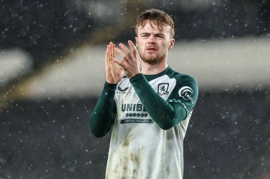 Middlesbrough 'dan Tommy Conway, 5 Aralık 2025' te İngiltere 'nin Hull kentindeki MKM Stadyumu' nda oynanan Sky Bet Şampiyonası maçından sonra taraftarları alkışlıyor. 