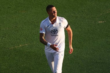 İngiltere 'den Brydon Carse, NRMA Sigorta Külleri Serisi Avustralya' nın Gabba, Brisbane Kriket Sahası, Brisbane, Avustralya, 6 Aralık 2025 'te İngiltere' ye açtığı davanın 3. gününde görüldü. 