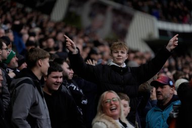 Derby taraftarları takımlarının 6 Aralık 2025 'te İngiltere' deki Pride Park Stadyumu 'nda oynanan Derby County - Leicester City maçında 1-3' lük skorla gol atmasını kutluyor. 