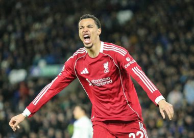 Liverpool 'dan Hugo Ekitike, Premier League maçı Leeds United ile Liverpool maçında 6 Aralık 2025' te Leeds, İngiltere 'deki Elland Road' da 0-1 kazanma hedefini kutluyor. 