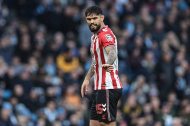 Sunderland 'dan Omar Alderete, Premier League maçında takım talimatlarını veriyor. Manchester City - Sunderland maçı, Etihad Stadyumu, Manchester, İngiltere, 6 Aralık 2025 