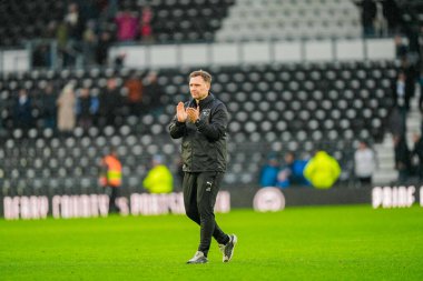 Derby İlçe Müdürü John Eustace, 6 Aralık 2025 tarihinde İngiltere 'nin Derby şehrindeki Leicester City maçının finalinde taraftarları alkışladı. 