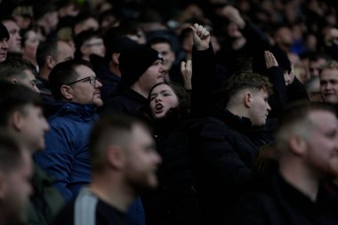 Derby taraftarları takımlarının 6 Aralık 2025 'te İngiltere' deki Pride Park Stadyumu 'nda oynanan Derby County - Leicester City maçında 1-3' lük skorla gol atmasını kutluyor. 