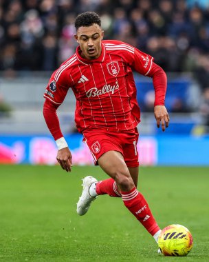 Nottingham Ormanı 'ndan Dan Ndoye, Premier League maçında topu alarak İngiltere' nin Liverpool şehrinde bulunan Hill Dickinson Stadyumu 'nda Everton ve Nottingham Ormanı' na karşı oynuyor. 