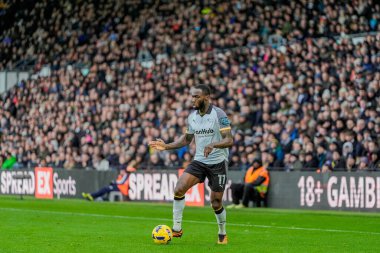 Derby County 'den Corey Blackett-Taylor, 6 Aralık 2025' te İngiltere 'nin Derby şehrindeki Leicester City' ye karşı oynanan Sky Bet Şampiyonası maçında topu sürüyor. 