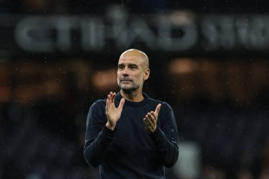 Manchester City 'nin Pep Guardiola teknik direktörü, Premier League' in 6 Aralık 2025 'te Etihad Stadyumu' nda Manchester City ile Sunderland arasındaki final düdüğünün ardından taraftarları alkışlıyor. 