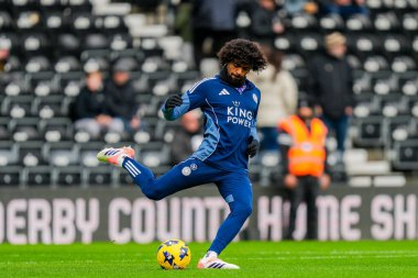 Leicester City 'den Hamza Choudhury, 6 Aralık 2025' te İngiltere 'nin Pride Park Stadyumu' nda oynanan Derby County - Leicester City maçında ısınıyor. 
