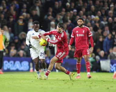 Liverpool 'dan Dominik Szoboszlai ve Leeds United' dan Wilfried Gnonto Premier Lig karşılaşmasında Leeds United Liverpool 'a karşı Elland Road, Leeds, İngiltere, 6 Aralık 2025 