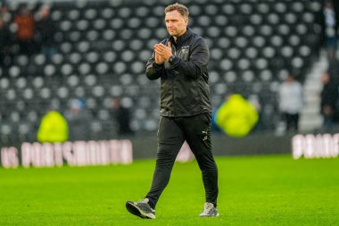 Derby İlçe Müdürü John Eustace, 6 Aralık 2025 tarihinde İngiltere 'nin Derby şehrindeki Leicester City maçının finalinde taraftarları alkışladı. 