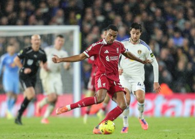 Liverpool 'dan Ryan Gravenberch, Premier Lig maçı sırasında Leeds United' ın Liverpool 'a karşı oynadığı Elland Road, Leeds, İngiltere' de 6 Aralık 2025 'te pas attı. 