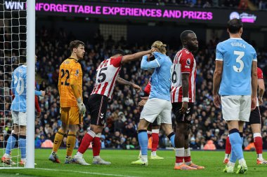 Manchester City - Sunderland maçı sırasında Sunderland 'dan Omar Alderete ve Manchester City ile Etihad Stadyumu, Manchester, İngiltere, 6 Aralık 2025 