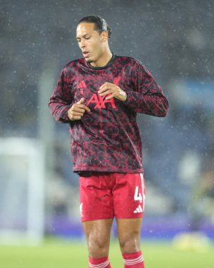 Liverpool 'dan Virgil van Dijk Premier League maçında Liverpool' a karşı Leeds United maçı sırasında 6 Aralık 2025 'te Leeds, İngiltere' de oynanan maç öncesi ısınma maçında 