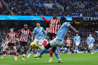 Manchester City 'den Jeremy Doku Premier Lig maçı sırasında Etihad Stadyumu' nda Manchester City ile Sunderland maçında karşıdan karşıya geçiyor.