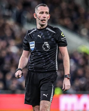 Hakem Chris Kavanagh Premier Lig maçı sırasında Everton, Nottingham Forest 'a karşı Hill Dickinson Stadyumu, Liverpool, 6 Aralık 2025 