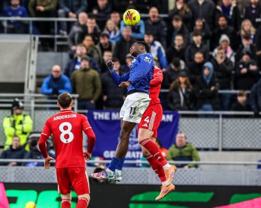 Everton 'dan Thierno Barry, Premier League maçı sırasında İngiltere' nin Liverpool kenti Liverpool 'da oynanan Everton-Nottingham Stadyumu maçında Morato of Nottingham Forest' tan yüksek topu kazanmak için atlıyor.