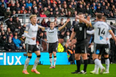 Derby County oyuncuları, 6 Aralık 2025 'te İngiltere' nin Pride Park Stadyumu 'nda oynanan Derby County - Leicester City maçında hakem kararına itiraz ediyor. 