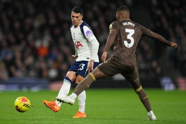 Tottenham Hotspur 'dan Pedro Porro, Premier League maçında Tottenham Hotspur' a karşı Tottenham Hotspur Stadyumu 'nda 6 Aralık 2025' te oynanan maçta pas veriyor. 