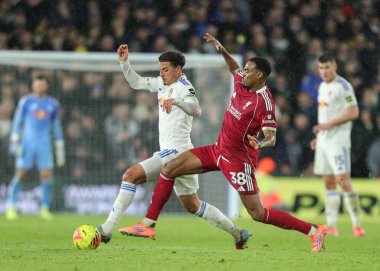 Liverpool 'dan Ryan Gravenberch ve Leeds United' dan Ethan Ampadu Premier Lig karşılaşmasında Leeds United Liverpool 'a karşı 6 Aralık 2025' te Elland Road, Leeds, İngiltere 'de mücadele ettiler. 