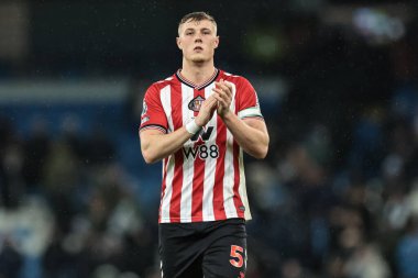 Sunderland 'dan Daniel Ballard, Premier League' in 6 Aralık 2025 'te Etihad Stadyumu' nda Manchester City 'ye karşı Sunderland maçının son düdüğü çaldıktan sonra taraftarları alkışlıyor. 