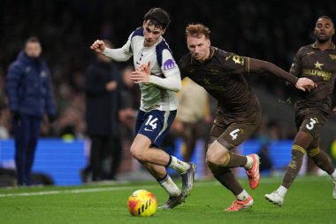 Tottenham Hotspur 'dan Archie Gray ve Brentford' dan Sepp van den Berg Premier Lig maçı sırasında Tottenham Hotspur Brentford 'a karşı Tottenham Hotspur Stadyumu, Londra, İngiltere, 6 Aralık 2025 
