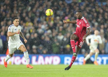 Liverpool 'dan İbrahima Konate, Premier Lig maçı sırasında Leeds United ile Liverpool arasında oynanan Elland Road, Leeds, İngiltere, 6 Aralık 2025 