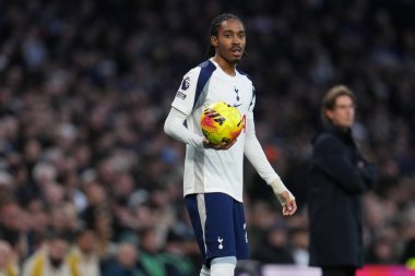 Tottenham Hotspur 'dan Djed Spence Premier League maçında Tottenham Hotspur, Brentford' a karşı Tottenham Hotspur Stadyumu 'nda, 6 Aralık 2025 