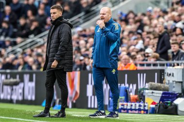 Nottingham Forest 'ın Sean Dyche teknik direktörü Premier League maçında takımına talimat verir. Everton, Nottingham Forest' a karşı Hill Dickinson Stadyumu, Liverpool, 6 Aralık 2025 