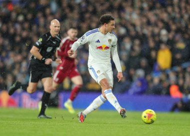 Leeds United takımından Ethan Ampadu, Premier League maçında Leeds United ile Liverpool arasında 6 Aralık 2025 'te oynanan Elland Road, Leeds, İngiltere maçında pas attı. 