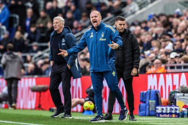 Nottingham Forest 'ın Sean Dyche teknik direktörü Premier League maçında takımına talimat verir. Everton, Nottingham Forest' a karşı Hill Dickinson Stadyumu, Liverpool, 6 Aralık 2025 
