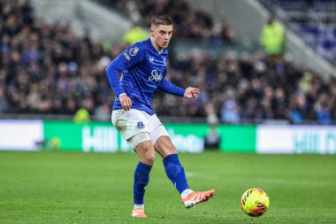Everton 'dan Vitaliy Mykolenko Premier Lig maçında topu geçti Everton, Nottingham Forest' a karşı Hill Dickinson Stadyumu, Liverpool, 6 Aralık 2025 